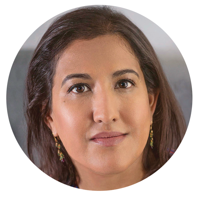 Photo portrait of a woman with long dark hair and dangling earrings
