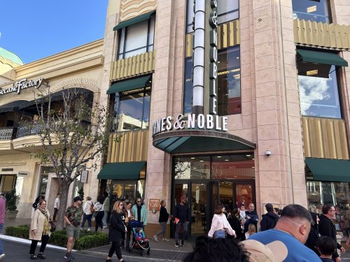 Barnes & Noble at The Grove (Photo by Bea Phi)