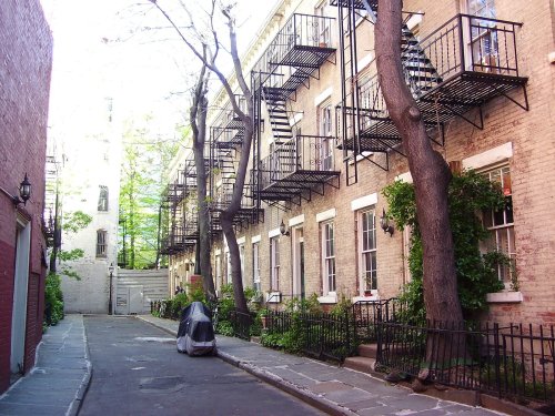 "Patchin Place through gate" by Beyond My Ken, Wikimedia Commons (https://en.m.wikipedia.org/wiki/File:Patchin_Place_through_gate.jpg)