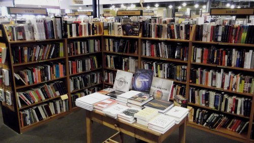 By brewbooks from near Seattle, USA - Science section at Third Place books, CC BY-SA 2.0, https://commons.wikimedia.org/w/index.php?curid=52425723