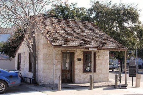 Larry D. Moore, Wikimedia Commons, CC 4.0 https://en.m.wikipedia.org/wiki/File:OHenry_house_san_antonio.jpg
