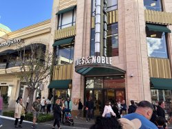 Barnes & Noble at The Grove (Photo by Bea Phi)