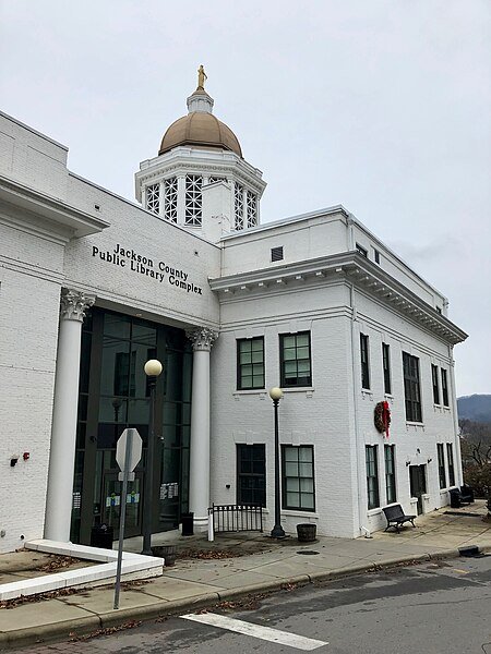 By Warren LeMay from Cincinnati, OH, United States - Old Jackson County Courthouse, Sylva, NC, CC0, https://commons.wikimedia.org/w/index.php?curid=77928714