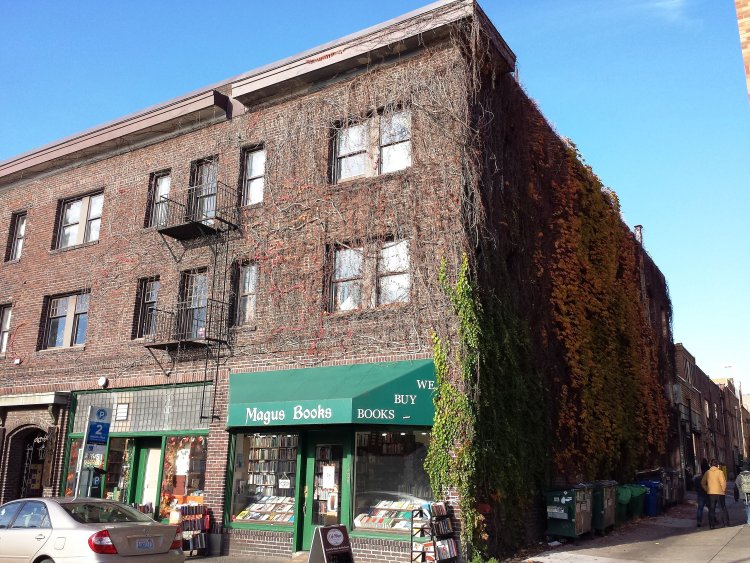 By brewbooks from near Seattle, USA - Magus Books, CC BY-SA 2.0, https://commons.wikimedia.org/w/index.php?curid=51515477