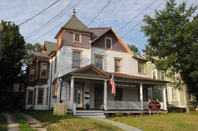 "ARBUTUS COTTAGE, AKA STEPHEN CRANE HOUSE, MONMOUTH COUNTY NJ" by JERRYE & ROY KLOTZ, M.D., Wikimedia Commons (https://en.m.wikipedia.org/wiki/File:ARBUTUS_COTTAGE,_AKA_STEPHEN_CRANE_HOUSE,_MONMOUTH_COUNTY_NJ.jpg)