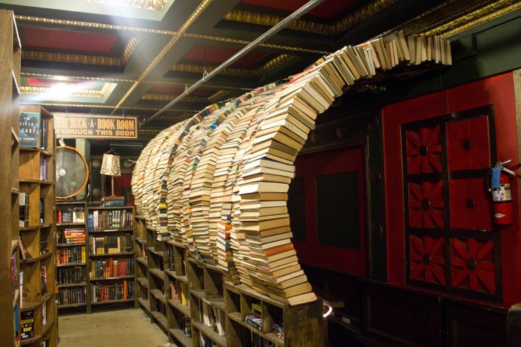 By vagueonthehow from Tadcaster, York, England - The Last Bookstore, CC BY 2.0, https://commons.wikimedia.org/w/index.php?curid=92700422