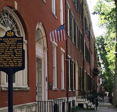 "Delancey-place 2000-block" by angela268, Wikimedia Commons, CC 4.0 (https://en.m.wikipedia.org/wiki/File:Delancey-place_2000-block.jpg)