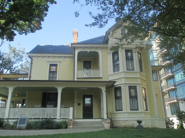 "Thomas Wolfe House, Asheville, NC IMG 5170" by Billy Hathorn, Wikimedia Commons, CC 3.0 (https://en.m.wikipedia.org/wiki/File:Thomas_Wolfe_House,_Asheville,_NC_IMG_5170.JPG)